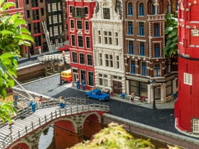 Kamienice Amsterdamu - model wykonany z klocków LEGO.
